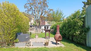 De woning bestaat uit ruime inkomhal / bureauruimte met ingebouwde kasten en apart toilet, leefruimte met mooie visgraatvloer en zicht op de tuin, open keuken (koelkast, vaatwasser, inductie kookplaat, oven en microgolf). Overdekt terras, ruime tuin met tuinberging. Op de eerste verdieping bevindt zich een slaapkamer, ruime badkamer met inloopdouche, wastafel en toilet, en een aparte bergruimte met aansluiting voor de wasmachine. Op de 2e verdieping bevindt zich een ruime 2e slaapkamer (20 m2) met velux. <br /><br />De woning werd volledig gerenoveerd en beschikt over zonnepanelen en airco in de leefruimte en slaapkamer (1e verdieping). <br /><br />Autostaanplaats voor de woning (+ mogelijkheid huren ondergrondse autostaanplaats). <br /><br />Bijzonderheden:<br />- Instapklaar<br />- Gunstig epc<br />- Elektriciteit conform<br />- Prachtige, ruime tuin<br />- Vlakbij centrum, winkels, scholen, openbaar vervoer<br /><br />Kom zeker een kijkje nemen: +32475303154