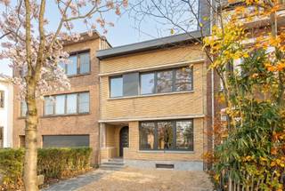 <h3>🌿 Charmante, volledig gerenoveerde woning met parkligging in Hoboken</h3><p>Welkom in deze <strong>prachtig gerenoveerde gezinswoning</strong> op een uitzonderlijke locatie in Hoboken, waar groen, ruimte en comfort perfect samenkomen. Gelegen aan de <strong>Broydenborglaan 29</strong>, geniet je hier zowel voor- als achteraan van een uniek uitzicht op het park.</p><h4>🌳 Topligging aan twee parken</h4><p>Aan de <strong>voorzijde</strong> kijk je uit op het groene <strong>Park van Hoboken</strong>, terwijl de <strong>achterzijde</strong> grenst aan het rustige <strong>Meerlenhofpark</strong>. De woning beschikt over een <strong>tuin van 60 m² met rechtstreekse toegang tot het park</strong> — een zeldzame troef voor natuurliefhebbers en gezinnen met kinderen. Daarnaast zijn er <strong>twee terrassen</strong> aan de achterzijde waar je in alle rust kan genieten van het open zicht op het groen.</p><h3>🏡 Indeling &amp; wooncomfort</h3><p>Bij het betreden van de woning kom je in een <strong>ruime inkomhal</strong> met moderne <strong>epoxyvloer</strong>, die meteen de stijlvolle renovatie weerspiegelt. De absolute blikvanger is de <strong>zeer ruime leefruimte met open keuken van maar liefst 75 m²</strong> — een heerlijke plek voor gezinnen en voor wie graag gasten ontvangt. Dankzij de grote raampartijen geniet je hier van veel lichtinval en een prachtig zicht op de tuin en het park.</p><p>Vooraan zijn <strong>elektrische rolluiken</strong> voorzien voor extra comfort en privacy.</p><p>Deze woning werd <strong>totaal gerenoveerd</strong> met oog voor kwaliteit en energiezuinigheid:</p><ul><li><p><strong>EPC-score B</strong></p></li><li><p><strong>Elektriciteit conform</strong></p></li><li><p>Gevel achteraan geïsoleerd en afgewerkt met <strong>crepi</strong></p></li><li><p><strong>Daken vernieuwd</strong></p></li><li><p>Nieuwe <strong>ramen en deuren</strong></p></li><li><p>Nieuwe <strong>condensatieketel</strong></p></li><li><p>Volledig vernieuwde <strong>elektriciteit</strong></p></li><li><p>Nieuwe <strong>vloeren</strong></p></li><li><p>Moderne, volledig uitgeruste <strong>keuken</strong></p></li></ul><p>Hierdoor is de woning volledig instapklaar en klaar voor vele jaren woonplezier zonder zorgen.</p><h3>⭐ Samengevat</h3><p>✔ Volledig gerenoveerd<br />✔ EPC B &amp; conforme elektriciteit<br />✔ 75 m² leefruimte met open keuken<br />✔ 2 terrassen + tuin van 60 m²<br />✔ Rechtstreekse toegang tot Meerlenhofpark<br />✔ Zicht op Park van Hoboken<br />✔ Elektrische rolluiken<br />✔ Zeer gunstige en groene ligging</p><p>Op zoek naar een <strong>instapklare woning met ruimte, licht en een unieke parkomgeving</strong>? Dan is dit een buitenkans.</p>