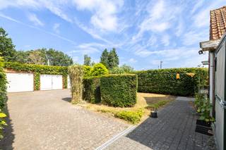 <h1>Ruime woning met 4 slaapkamers en magazijn van ca. 180 m²</h1>
<p>Deze ruime woning aan de Antwerpsesteenweg in Westmalle biedt een solide basis, veel ruimte en bijzonder veel renovatiepotentieel. De absolute troef is het achterliggende magazijn van ca. 180 m², ideaal voor opslag, beroep of andere mogelijkheden.</p>
<p>De woning beschikt over 4 slaapkamers, ruime leefvertrekken, een veranda, kelder en grote zolderberging. De keuken dateert van eind jaren '90 en is uitgerust met Miele-toestellen. .</p>
<p>De woning geniet achteraan van een mooi en open uitzicht.</p>
<p>Ideaal voor wie op zoek is om wonen en werken te combineren of naar een interessante investering.<br /><br /></p>
<p><strong><span>FLOR Vastgoed – For Love of Real Estate</span></strong></p>
