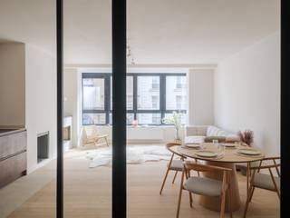<strong>Centrum Gent – Luxueus en lichtrijk 2-slaapkamerappartement met EPC A-score</strong><br /><br />Dit <strong>volledig gerenoveerde</strong> appartement van <strong>ca. 103 m² </strong>bevindt zich op de <strong>eerste verdieping</strong> van een <strong>kleinschalige residentie </strong>in het hart van Gent, <strong>tussen de Vlaanderenstraat en de Kuiperskaai</strong>. Dankzij deze centrale ligging geniet u van een <strong>uitstekende bereikbaarheid</strong> nabij Gent Zuid, de Kouter en het historische stadscentrum.<br /><br />Het appartement maakt deel uit van een <strong>kwalitatief renovatieproject</strong> met slechts vijf entiteiten. De beperkte schaal van het gebouw zorgt voor extra privacy, een <strong>eenvoudig beheer en lage gemeenschappelijke kosten.</strong><br /><br />De <strong>renovatie werd in 2026 uitgevoerd </strong>met oog voor energie-efficiëntie, onder meer dankzij <strong>privatieve zonnepanelen</strong>, en hoogwaardige materialen zoals parketvloeren, stalen binnendeuren en blokdeuren. Het resultaat is een instapklaar appartement met een tijdloze afwerking, een <strong>EPC A-score van 44 kWh/m² </strong><br /><br />Met <strong>ca. 103 m² bruikbare vloeroppervlakte</strong> bied het appartement een aangename woonbeleving in het hart van de stad. De lichtrijke leefruimte, twee volwaardige slaapkamers en stijlvolle keuken en badkamer zorgen voor een praktisch ontwerp met oog voor esthetiek en comfort. <br /><br /><strong>Dankzij het EPC-label A, de privatieve zonnepanelen, de aanwezigheid van een lift en de lage gemeenschappelijke kosten vormt dit appartement een bijzonder energiezuinige en zorgeloze woonopportuniteit op een toplocatie in Gent.</strong><br /><em>(opmaak aandeel kosten opmeting en basisakte ten laste van de koper)</em>