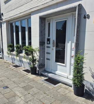 Prachtig gelijkvloers appartement. <br />Wie houdt van een rustige ligging en toch vlak bij het bruisende "zuid" vindt hier een pareltje.<br />In dit aangename appartement kan je zalig vertoeven in de Tentoonstellingswijk met zicht op het Mastvestpark.<br />Het appartement zelf bevindt zich op het gelijkvloers van een blokje van 3 hoog.<br />De grote troef van dit appartement is de zonnige onderhoudsvriendelijke tuin met 2 terrassen. Langs de achterkant van de tuin kan je ook nog eens makkelijk via het poortje je eigendom verlaten.<br />Alles is recent mooi in orde gebracht.<br />Het appartement bevat een inkomhall, living/woonkamer, keuken (koelkast, inductiekookplaat, combioven, vaatwasser), toilet, berging, 1 slaapkamer met ingebouwde kasten en aansluitend een open badkamer met inloopdouche en lavabo.<br />Beneden in de kelder is er nog een ruime private berging.<br />Zeker een bezoekje waard!