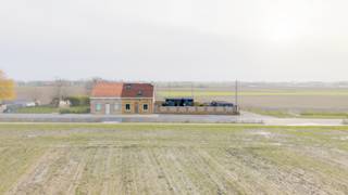Op zoek naar een instapklare woning te koop in Langemark, vlakbij het centrum? Deze charmante halfopen bebouwing combineert een warme, landelijke uitstraling met hedendaags wooncomfort en vormt de ideale gezinswoning of starterswoonst in het hart van Langemark-Poelkapelle.<br /><br />De eigendom werd grondig gerenoveerd in 2021 en straalt rust, licht en kwaliteit uit. Met een bewoonbare oppervlakte van 106 m² geniet u van een doordachte indeling die elke vierkante meter optimaal benut. De leefruimte baadt in het daglicht en sluit mooi aan op de open keuken, ideaal voor gezellige momenten met familie of vrienden. De woning beschikt over twee volwaardige slaapkamers en een verzorgde badkamer, perfect afgestemd op comfortabel dagelijks wonen.<br /><br />Buiten wordt u verrast door het zonnige en gezellige terras, waar u in alle privacy kan ontspannen en genieten van de landelijke zichten. Een absolute meerwaarde is het ingerichte bijgebouw, dat tal van mogelijkheden biedt als hobbyruimte, bureau of extra bergruimte. Naast de woning bevindt zich een praktische oprit met plaats voor twee wagens.<br /><br />Dankzij de topligging nabij het centrum van Langemark woont u rustig, maar toch dicht bij winkels, scholen en verbindingswegen. Deze gerenoveerde woning is een unieke kans voor wie een ruime woning zoekt met karakter, comfort en een aangename buitenbeleving.<br /><br />Interesse in deze eigendom te koop in Langemark? Contacteer Immo Francois en ontdek zelf de charme en troeven van deze woonst tijdens een bezoek.<br /><br />Woning verkopen in Langemark? Vraag je gratis schatting aan bij Immo Francois, jouw lokale makelaar.<br /><br />