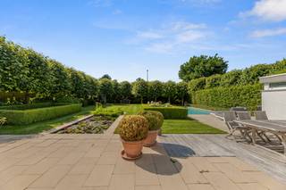 Prachtige instapklare VILLA in het rustige BAVIKHOVE. INDELING: TWEE ingangen: één voor de praktijkruimte, één voor het privé-gedeelte.- PRIVE: ruime...