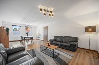 Dit ruime appartement in Tienen biedt een comfortabele en praktische woonruimte met een bewoonbare oppervlakte van 101 m². Het gebouw, daterend uit 1988, heeft een degelijke constructie en een tijdloze uitstraling die zorgt voor een aangename leefomgeving. Het appartement beschikt over drie slaapkamers, ideaal voor gezinnen of als extra werk- of hobbyruimte. Daarnaast is er één badkamer aanwezig die van alle basisvoorzieningen is voorzien. Voor het parkeren zijn er maar liefst twee garageplaatsen inbegrepen, wat een groot gemak biedt in een drukke omgeving. Dankzij de gunstige ligging in Tienen geniet u van een goede toegang tot lokale voorzieningen, scholen en openbaar vervoer. Dit maakt het appartement een uitstekende keuze voor wie op zoek is naar een comfortabele en praktische woning met voldoende parkeermogelijkheden.
