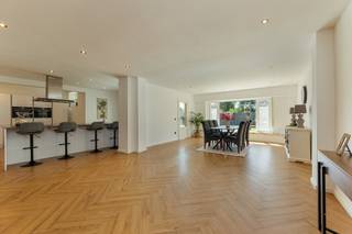 <p><strong>Instapklare, hoogwaardig afgewerkte woning met 7 slaapkamers op een perceel van 502 m² in Westerlo. EPC B-label (187 kWh/m²)<br /><br />Ligging:</strong><span> Gelegen nabij het centrum van Heultje. Winkels, scholen, bushaltes, ... liggen bijgevolg in de onmiddellijke omgeving. Verbindingswegen naar andere gemeenten zijn vlot bereikbaar. </span></p>
<p><strong>Indeling: </strong>Inkom, woonkamer, eetkamer, keuken, veranda, 7 slaapkamers, 2 badkamers en kelder.</p>
<p><strong>Beschrijving:</strong><span> </span><span>Via de inkomhal betreedt u de ruime en lichtrijke leefruimte, bestaande uit een gezellige woonkamer en eetkamer. Aansluitend bevindt zich de instapklare keuken met kookeiland. Vervolgens is er een veranda met een mooi uitzicht op de tuin. </span><span>Op het gelijkvloers vindt u bovendien een volwaardige slaapkamer en een badkamer, wat de woning ook geschikt maakt voor wie gelijkvloers wil wonen. </span><span>De eerste verdieping beschikt over vier slaapkamers, waarvan één doorloopkamer, en een tweede badkamer. De ingerichte zolderverdieping doet momenteel dienst als extra leefruimte, maar kan volledig naar eigen wens worden ingericht, bijvoorbeeld als hobbyruimte, slaapkamer of speelkamer. Extra bergruimte is voorzien in de zolderberging en de kelder. </span><span>Buiten geniet u van een verzorgde, volledig omheinde en zuidgerichte tuin, waar privacy en rust centraal staan. Deze instapklare woning biedt een royale bewoonbare oppervlakte en is de ideale keuze voor wie op zoek is naar ruimte, comfort en tal van mogelijkheden.</span></p>
<p><span></span>Extra troeven van deze woning:<br />- Zonnepanelen<br />- EPC-Label B (187 kWh/m²)<br />- Instapklaar<br /><br />Kortom, een duurzame woning afgewerkt met kwalitatieve materialen en een hoogwaardige afwerking, gelegen in een rustige en aangename omgeving.<br /><br /><strong>Bijzondere informatieplicht:</strong><span> in aanvraag.</span></p>