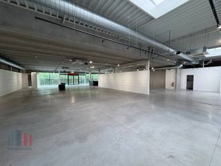 Gloednieuwe handels- of kantoorruimte met een oppervlakte van 1.536 m² te huur. Fantastisch gelegen langs de commerciële Antwerpsesteenweg op...