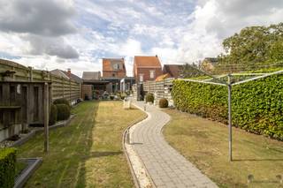 Centraal doch rustig gelegen halfopen bebouwing op 510 m². Gelijkvloers:Bij het betreden van de woning komt u in de ruime woonkamer van 39 m²,...