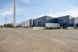 Ce centre de distribution récent est situé à Dilsen-Stokkem, stratégiquement situé entre l'E314 et la frontière néerlandaise, avec une combinaison d'environ 20 000 m² d'espace d'entrepôt et de bureaux en option. Grâce à la connexion directe à l'E314, ce site bénéficie d'une excellente accessibilité aux principaux centres logistiques de Belgique et de la région frontalière avec les Pays-Bas.<br /><br />L'entrepôt a une superficie d'environ 20 000 m² et convient à diverses activités logistiques. De plus, des places de parking sont prévues sur le site et il est possible de louer des bureaux supplémentaires.<br /><br />Spécifications<br /><br />- hauteur libre : env. 4,5 m à 8 m<br />- possibilité de quais de chargement<br />- 5 portes sectionnelles<br />- bonne accessibilité pour le trafic de marchandises<br /><br />Le bâtiment est immédiatement disponible et constitue une opportunité intéressante pour les entreprises à la recherche d'un espace logistique stratégiquement situé dans le Limbourg.<br /><br />Intéressé ?<br />jeroen.saenen@hotmail.com - 0472 18 38 10