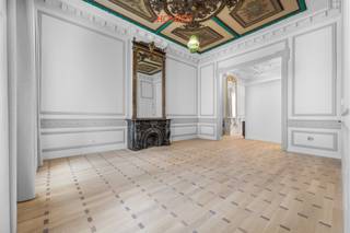 Wij stellen u graag dit luxueuze appartement voor op de Bondgenotenlaan in Leuven, gelegen in een historisch gebouw met slechts 8 entiteiten. Het pand werd met veel zorg volledig gerenoveerd, met behoud van het authentieke karakter. Bij het betreden van het gebouw valt meteen de statige inkomhal op, met authentieke elementen en marmeren accenten die de klasse van het geheel onderstrepen. Het appartement straalt pure elegantie uit dankzij de zeer hoge plafonds met prachtige plafondaccenten, wat zorgt voor een indrukwekkend ruimtegevoel. In de leefruimte springen twee stijlvolle openhaarden meteen in het oog, elk afgewerkt met een spiegel die tot aan het plafond reikt en het karakter van het pand extra benadrukt. Grote raampartijen zorgen bovendien voor veel natuurlijke lichtinval. De keuken is volledig uitgerust en biedt alle hedendaags comfort. Verder beschikt het appartement over een ruime slaapkamer en een stijlvolle badkamer met douche, lavabo en toilet. Achteraan kan u bovendien genieten van een uitzonderlijk ruime gemeenschappelijke tuin, een zeldzame troef op deze locatie. De eigenaar opteert te werken met een huurkoop. Kortom: een unieke opportuniteit voor wie exclusief en stijlvol wil wonen of investeren op één van de meest gegeerde locaties in Leuven. Interesse? Contacteer ons via info@homies.be of 016 22 82 22.