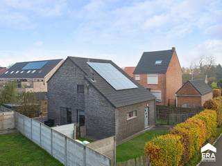 Moderne en instapklare woning van 2011 met 2 ruime slaapkamers op een kindvriendelijke locatie dicht bij het centrum van Hechtel op een perceel...