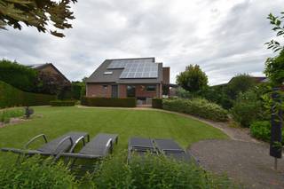 <p><span>NIEUW BIJ ANIMO VASTGOED!!!</span></p><p><span> </span></p><p><span>Instapklare, perfect onderhouden open bebouwing op een toplocatie (799 m²) </span></p><p><span> </span></p><p><span>Bent u op zoek naar ruimte, comfort en een woning die met liefde is onderhouden? Deze charmante, vrijstaande gezinswoning (bouwjaar 1983) biedt een zee aan ruimte en ligt op een royaal, zonovergoten perceel van 799 m². Naast de royale leefruimtes beschikt de woning over een grote inpandige garage en is ze volledig onderkelderd. Dankzij de 25 zonnepanelen mét groenestroomcertificaten geniet u hier bovendien van een zeer gunstige energiefactuur!</span></p><h3><span>Indeling van de woning:</span></h3><p><span>Gelijkvloers:</span><span> Bij het betreden van de woning komt u terecht in de uitnodigende inkomhal met een prachtige trap naar de bovenverdieping. De royale leefruimte ademt sfeer uit dankzij de gezellige sfeerhaard (flamhaard) en geniet van een uitzonderlijk mooie lichtinval. Aansluitend bevindt zich de eetplaats, die via een groot schuifraam naadloos aansluit op het eerste, ruime terras.</span></p><p><span>De eyecatcher van het gelijkvloers is de in 2020 volledig vernieuwde, moderne keuken die voorzien is van alle hedendaagse comfort en hoogwaardige toestellen. Via de praktische achterhal bereikt u het tweede overdekte terras, de tuin én de handige inpandige garage.</span></p><p><span>Eerste verdieping:</span><span> De nachthal geeft toegang tot drie slaapkamers. De masterbedroom werd recent volledig gerenoveerd en is uitgerust met hoogwaardige, handige maatkasten. Daarnaast beschikt deze verdieping over een extra zolderruimte. Deze polyvalente ruimte biedt tal van mogelijkheden en kan perfect ingericht worden als 4de slaapkamer, dressing, hobbyruimte of thuiskantoor.</span></p><p><span>Kelderverdieping:</span><span> Een enorme extra troef is dat de woning </span><span>volledig onderkelderd</span><span> is. Dit biedt een gigantische hoeveelheid aan extra stockageruimte, een ideale koele berging, of ruimte voor hobby's en technieken.</span></p><h3><span>Buitenruimte:</span></h3><p><span>De tuin is een absoluut paradijs voor wie houdt van rust en zon, dankzij de ideale </span><span>zuidwest-oriëntatie</span><span>. U geniet hier in alle privacy op één van de terrassen. De tuin is onderhoudsvriendelijk aangelegd met kwalitatief kunstgras en is in 2024 nog voorzien van een gloednieuw tuinhuis.</span></p><h3><span>T</span><span>roeven op een rij:</span></h3><ul><li><span>Ruimte in overvloed: Volledig onderkelderd én voorzien van een praktische inpandige garage.</span></li><li><span>Energiezuinig &amp; Conform: Gunstig EPC-label B (192 kWh/m²jaar) en een conform gekeurde elektriciteitsinstallatie.</span></li><li><span>Financieel voordeel: 25 zonnepanelen (installatie 2011) met groenestroomcertificaten tot 2031 ( 330 per 1.000 kWh) een directe opbrengst voor de koper!</span></li><li><span>Up-to-date comfort: Moderne keuken van 2020, kwalitatieve Viessmann verwarmingsketel (2011) and een nieuw tuinhuis (2024).</span></li><li><span>Prachtig perceel: Gelegen op een mooi en breed perceel van 799 m².</span></li></ul><p><span>Kortom: een solide, uiterst veelzijdige en perfect verzorgde woning waar u zo kunt intrekken!</span></p><p><span>Interesse?</span><span> Neem snel contact op 011/220.750 voor meer informatie of een bezoek ter plaatse.</span></p>