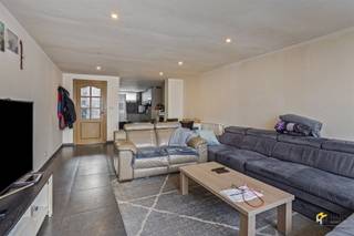 <p><span>Instapklare woning (168m²) met 5 slaapkamers en tuin in Deurne.</span></p><p><span> </span></p><p><span>Het pand dankt zijn uitstekende mobiliteitsscore aan de centrale ligging nabij de Bisschoppenhoflaan en de Turnhoutsebaan. Het openbaar vervoer is goed vertegenwoordigd in de nabije omgeving en met de wagen bereik je de snelweg in slechts enkele minuten. Verder kan je ook gemakkelijk gebruik maken van het velo-deelsysteem.</span></p><p><span> </span></p><p><span>De woning onderging verschillende renovaties in 2019 en vernieuwingen en is doorheen de jaren goed onderhouden, waardoor je hier zonder grote werken je intrek kan nemen. De achter- en voorgevel zijn respectievelijk geïsoleerd, verder is er een nieuwe verwarmingsketel geïnstalleerd in 2021 en zijn er nieuwe plafonds, vloeren en leidingen geplaatst. Ook is de elektriciteit aangepakt en is de polyvalente ruimte op de souterrain volledig onder handen genomen. </span></p><p><span> </span></p><p><span>Je komt binnen en loopt naar de souterrain waarin de keuken en woonkamer zich bevindt, die uitgerust is met alle hedendaags comfort met aansluitend de tuin met tuinberging. </span></p><p><span> </span></p><p><span>Op de eerste etage situeren zich de eerste 2 a 3 slaapkamers, waarvan de achterste beschikt over een aangrenzende badkamer met ligbad, lavabomeubel en wc. De overige 2 a 3 volwaardige slaapkamers bevinden zich op de bovenverdieping. </span></p><p><span> </span></p><p><span>Ben je op zoek naar een instapklare woning op een gunstige locatie in Deurne? Mis deze kans niet! Bruikbare vloeropp 168m² ref.: bruto vloeropp. EPC-certificaat. Voor meer info of een gratis schatting surf naar </span><span><span>www.hansimmo.be</span></span></p><p><span> </span></p><p><span> </span></p>