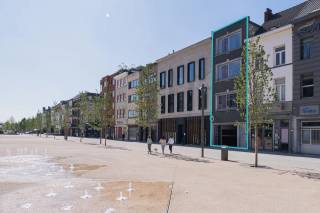 Op een strategische locatie in de sterk evoluerende Slachthuisbuurt bevindt zich dit volledig gerenoveerde opbrengsteigendom, bestaande uit een handelspand en twee appartementen. Een interessante combinatie van onmiddellijk rendement en bijkomend verhuurpotentieel.<br /><br />Het gelijkvloers omvat een handelsruimte van ca. 78 m², momenteel vrij van huurder én brouwer, met een geschatte huurwaarde van +€1.800/maand. Op de eerste verdieping bevindt zich een appartement van ca. 64 m² met één slaapkamer, momenteel verhuurd aan €550/maand.<br /><br />De bovenste twee verdiepingen vormen samen een bijzonder duplexappartement van ca. 115 m². De open keuken sluit aan op de lichte leefruimte met gashaard en geeft toegang tot een aangenaam terras met jacuzzi. Het appartement beschikt over één ruime slaapkamer en een verzorgde badkamer en is verhuurd aan €1.050/maand.<br /><br />De Slachthuisbuurt ondergaat een indrukwekkende transformatie met grootschalige residentiële ontwikkelingen en de nabijheid van AP Hogeschool. Het centrum van Antwerpen is vlot bereikbaar per fiets en openbaar vervoer, terwijl ook de uitvalswegen bijzonder snel toegankelijk zijn. Winkels, supermarkten en dagelijkse voorzieningen bevinden zich vlakbij.<br /><br />Een veelzijdig investeringspand op een locatie met toekomst.<br /><br />Contacteer LISTED: +32 3 283 51 51.