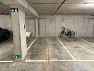 Ondergrondse parkeerplaats met een topligging! De ondergrondse staanplaats is toegankelijk via de trap, een lift of een automatische...