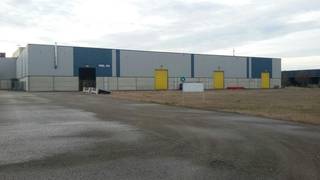 Bedrijfshal met een oppervlakte van 2.400 m² met een minimum uitbreiding van 2.500 m² en maximaal 7.200 m², gelegen op het industrieterrein Genk-Zuid, nabij de APERAM vestiging en de afrit 31/32 E313 en E314. Deze hal kan dienen voor diverse doeleinden o.a. logistiek, productie, ... <br /><br />Deze unit 54 is voorzien van 4 grote gelijkvloerse poorten. Vrije hoogte van 8,20 m en draagkracht vloer 5 ton/m². Verwarming donkerstralers op aardgas. Rolbrug 5 Ton is voorzien. 220V/380V aanwezig. Voldoende parkeergelegenheid en buitenterrein. <br /><br />Meer info: Bel Danny op 0471/10.00.69 of 011/22.19.17 - danny@limburgsvastgoed.be of www.limburgsvastgoed.be