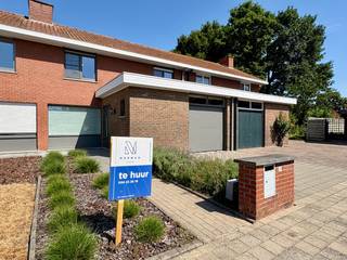 Deze gezellige woning bevindt zich in een rustige, doodlopende straat en biedt alle comfort voor wie op zoek is naar ruimte en rust.Indeling...