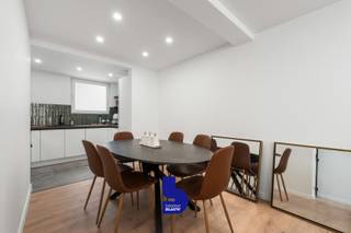 Ontdek deze instapklare, volledig vernieuwde en uitzonderlijk ruime woning mét garage, gelegen op een toplocatie in het hart van de stad. Hier...