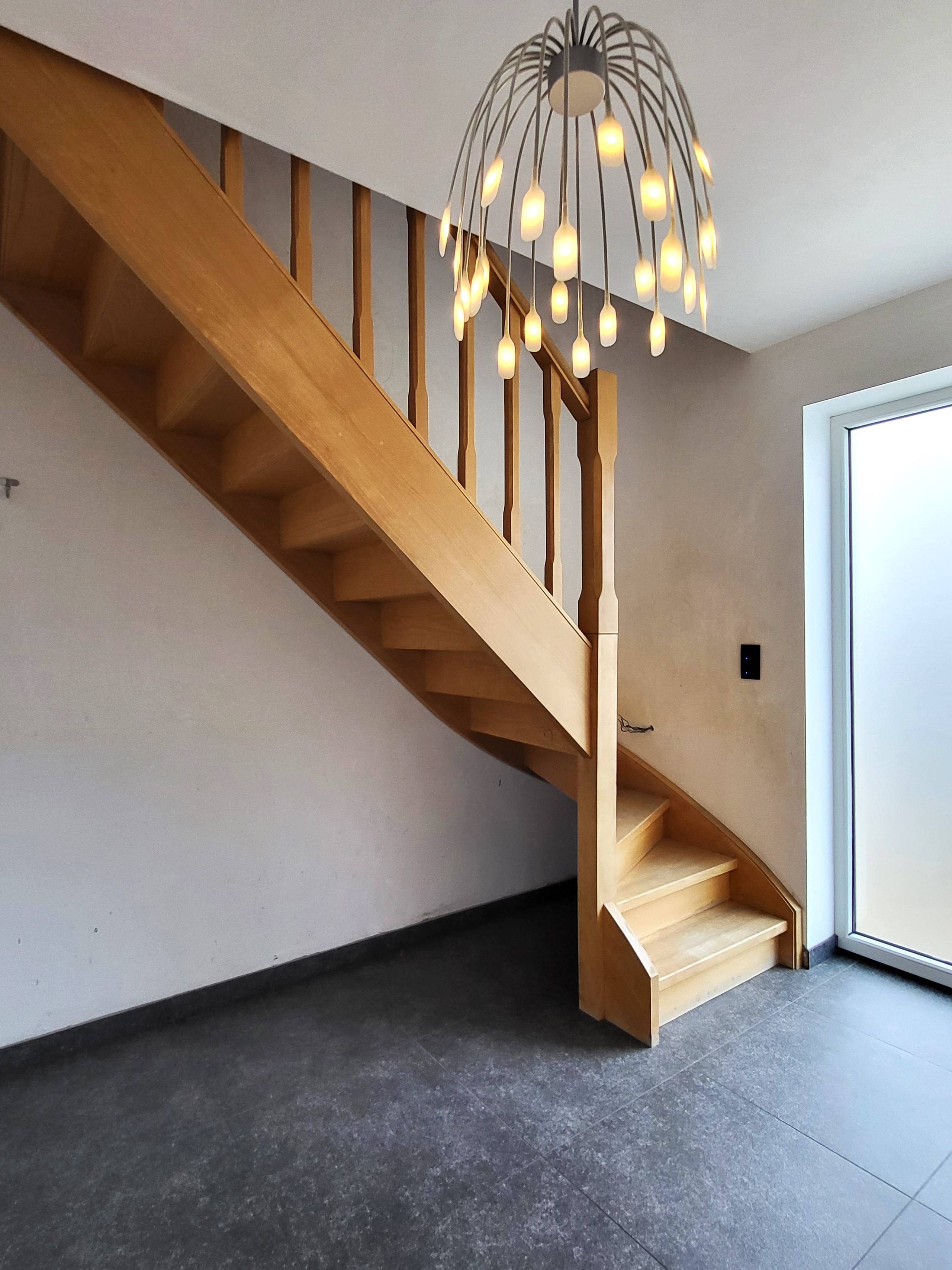 Deze instapklare halfopen woning uit 2014 ligt in een rustige en landelijke straat in Lierde. - foto 5