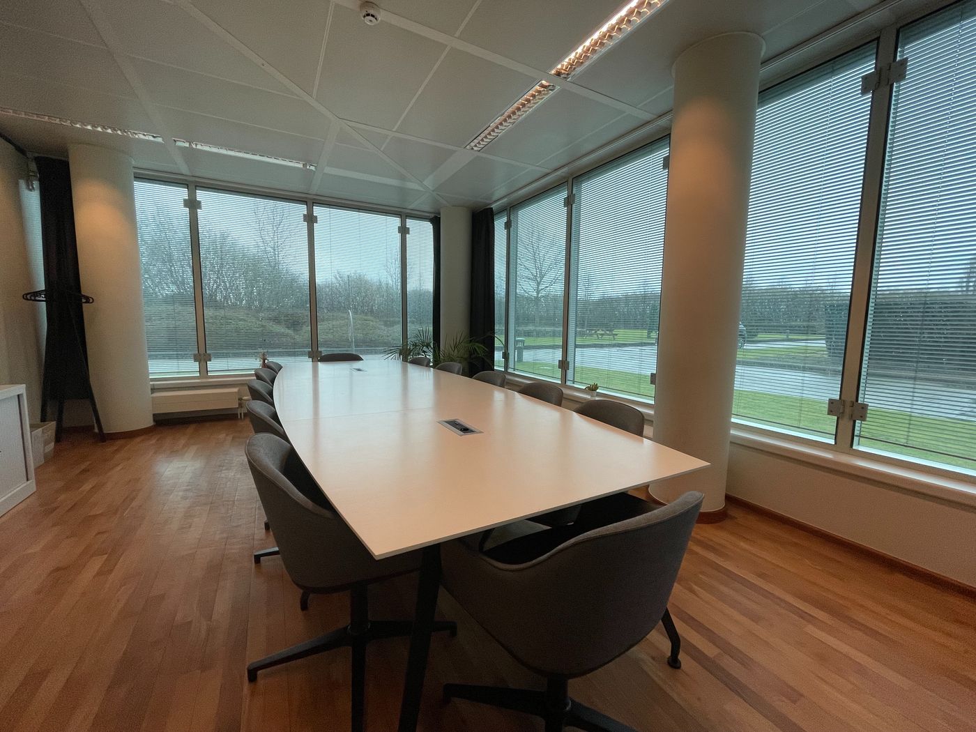 Espaces flexibles de 10 m² à 40 m² à proximité des autoroutes E40 et R0 - photo 2