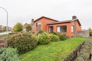 Karakteristieke en mooi gelegen split-level woning met o.a. 3 slaapkamers, uitzonderlijk lichtrijke woonkamer, veranda, bad- en douchekamer en...