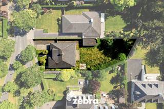 Op één van de mooiste en meest gegeerde locaties in Izegem bevindt zich deze te renoveren villa op een ruim perceel (887 m²). Verschillende winkels, horeca, scholen, sportgelegenheid ... liggen op wandel- en fietsafstand. Dankzij de nabijheid van diverse invalswegen geniet u bovendien van een vlotte bereikbaarheid.<br /><br />De woning is op heden als volgt ingedeeld:<br />Het gelijkvloers bestaat uit een inkomhal, een gastentoilet, een bureauruimte, een lichtrijke woonkamer, een keuken, een praktische berging, een badkamer, een (inpandige) garage en een toegang tot de gerieflijke kelder.<br /><br />Het eerste verdiep bestaat uit een ruime zolder met veel potentieel voor het creëren van extra slaapkamers.<br /><br />Tot slot is er nog een losstaande garage aanwezig, een ruime tuin met terras en een oprit met voldoende parkeergelegenheid.<br /><br />Bent u al lang op zoek naar een te renoveren woning op een gunstige ligging in Izegem of naar een eventueel sloop- en heropbouwproject? (6 % BTW mogelijk), dan is dit uw kans!<br /><br /><strong>Ook wild geworden van deze thuis?<br />Twijfel niet langer en leg vandaag nog uw bezoek vast!</strong>
