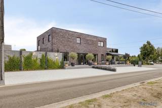 FOR SALE: Commercial house with pizzeria & apartment in Koersel!AtBosstraat 1 in Koersel, this spick and span commercial house from 2015 comes on the...