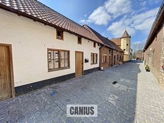 <p><span>GERESTAUREERDE BEGIJNHOFWONING TE SINT-TRUIDEN</span></p><p><span> </span></p><p><span>Aan de stadsrand van Sint-Truiden, treffen wij op het Begijnhof deze unieke woning aan gelegen op een uiterst rustige locatie. Wij bevinden ons op wandelafstand van domein 't Speelhof, het stadspark, het bruisdende stadscentrum van Sint-Truiden, ... Ook openbaar vervoer en de belangrijke invalswegen richting Hasselt, Tienen en Gingelom bevinden zich nabij deze woning. </span></p><p><span> </span></p><p><span>Het karaktervolle pand beschikt over een volledig uitgeruste en tijdloze leefkeuken. In de aanpalende gezellige en lichtrijke leefruimte is de ronde houten trap de eyecatcher. Wanneer wij ons naar buiten verplaatsen treffen wij een ruim terras + gemeenschappelijke tuin aan waar u heel de dag kan genieten van de zon. Terug in de woning verplaatsen wij ons via de ronde houten trap naar de eerste verdieping. Hier vallen de houten gewelven meteen op, deze geven enorm veel karakter en tonen de rijke geschiedenis van de woning. De eerste verdieping doet dienst als slaapkamer met aansluitend een badkamer met aanwezigheid van een vrijstaand ligbad, een toilet en een wastafelkast.<br /><br />Troeven: </span></p><p><span>- Prachtig gerestaureerde woning</span></p><p><span>- Aanwezigheid van authentieke elementen</span></p><p><span>- Gezellig terras + gemeenschappelijke tuin</span></p><p><span>- Gratis parking nabij de woning</span></p><p><span><br />Deze woning is ideaal om zelf te wonen of als opbrengsteigendom. Verkoop onder registratierechten (2% of 12%).<br /><br />Nieuwsgierig naar deze woning? Maak snel een afspraak of vraag maar informatie bij één van de medewerkers van Canius Real Estate te bereiken op het nummer 078 78 30 39 of via info@canius.be.</span></p><p><span> </span></p><p><span>*Deze gegevens zijn louter ter informatieve titel. De vermelde oppervlaktes zijn slechts indicatie. Canius Real Estate kan niet verantwoordelijk gesteld worden voor de juistheid van de aan haar verstrekte gegevens. </span></p><p><span> </span></p><p><span> </span></p>