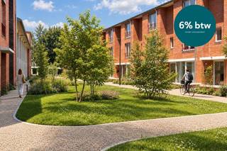 INSTAPKLARE STADWONING MET 4 RUIME SLAAPKAMERS - TERRAS EN STADSTUIN – 6% BTW MOGELIJK!<br /><br />Wonen in Hof Berlamuze is kiezen voor ruimte, rust en licht, midden in de stad. Deze grondgebonden nieuwbouwwoning ligt in het autovrije, groene binnengebied en combineert comfort met een doordachte indeling. <br /><br />De verrassend ruime stadswoning telt drie volwaardige bouwlagen, vier slaapkamers en twee badkamers. Op het gelijkvloers is er een lichtrijke doorzonleefruimte met open, volledig ingerichte keuken, praktische berging en inkomhal met gastentoilet. De keuken geeft uit op een zuidgericht privatief terras aan het groene binnengebied. Via het grote schuifraam in de leefruimte stap je zo in de omheinde stadstuin met zicht op een rustig kruiwagenpad. <br /><br />Op de eerste verdieping vind je twee ruime slaapkamers en een derde kamer, ideaal als bureau of babykamer. De badkamer beschikt over een inloopdouche, dubbel lavabomeubel en toilet. De tweede verdieping is ingericht als riante masterbedroom met dressing en ensuite badkamer met douche en toilet. <br /><br />Ondergrondse parking aanwezig. <br /><br />Verlaagd btw-tarief van 6% mogelijk, goed voor een besparing van € 65.000 (onder voorwaarden). <br /><br />Info of afspraak: www.hofberlamuze.be - wonen@fidesinvest.be - 03 232 54 00