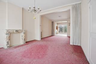 Te renoveren woning met veel op potentieel op topligging. Op een uitstekende locatie langs de Kaaiplaats in Veurne bevindt zich deze ruime woning met stadstuin en tal van mogelijkheden. Deze eigendom is ideaal voor wie op zoek is naar een renovatieproject met karakter en potentieel, op wandelafstand van het centrum, winkels, scholen en openbaar vervoer. Op het gelijkvloers beschikt de woning over een inkomhal, een leefruimte met zicht op de tuin, een keuken, een wasplaats en een polyvalente ruimte die perfect kan dienen als berging, bureau of extra slaapkamer. De indeling biedt een mooie basis om een hedendaagse en lichtrijke woonruimte te creëren met directe connectie naar de gezellige stadstuin. Op de eerste verdieping bevinden zich drie volwaardige slaapkamers en een badkamer. De tweede verdieping omvat een vijfde slaapkamer en een ruime zolder met bijzonder veel potentieel. Deze ruimte kan worden omgevormd tot extra kamer, hobbyruimte of een master suite. De woning beschikt over een aangename stadstuin waar het rustig vertoeven is, een absolute troef in deze centrale ligging.<br />Bent u op zoek naar een ruime woning die u volledig naar eigen smaak kan renoveren op een toplocatie in Veurne? Dan is dit pand beslist een bezoek waard.<br />De vermelde prijs is een richtprijs. Elk bod, zowel hoger als lager dan deze prijs, wordt voorgelegd aan de eigenaar, die zich het recht voorbehoudt om dit te aanvaarden of te weigeren.<br />Neem voorsprong met een vrijblijvende en gratis schatting van uw eigendom via:<br />http://www.residentievastgoed.be/gratisonlineschatten