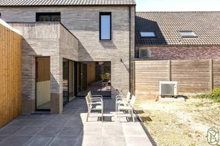 MODERNE BEN-NIEUWBOUWWONING in hartje Ooigem met 3 SLK en ZUIDGERICHTE tuin. Indeling: Gelijkvloers: inkomhal met apart gastentoilet,...
