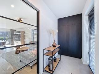 Energiezuinige en volledig afgewerkte halfopen bebouwing op een fantastische locatie bestaande uit een inkomhal met ingemaakte vestiairekast...