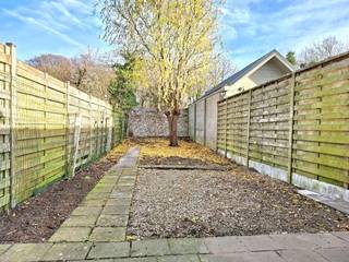 Dit opgefrist appartement is gelegen op enkele stappen van de binnenstad van Brugge en het station.Het appartement omvat o.a. één slaapkamer en een...