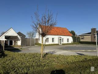Unieke renovatie- of bouw opportuniteit op een mooi perceel van ca. 1596 m² in Sint-Gillis-Waas!Bent u op zoek naar een groot perceel met tal van...
