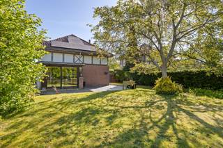 <p><span><strong><u>Instapklare gezinswoning met 3 slaapkamers nabij het centrum</u></strong></span></p><p><span><span> </span></span></p><p><span><span>Dit betreft een rustig gelegen open bebouwing met 3 slaapkamers, inpandige garage en lichtrijke leefruimtenabij het centrum van Beveren.</span></span></p><p><span><span>De woning bevindt zich op een steenworp van het centrum alsook alle winkels, openbaar vervoer en scholen in Beveren.</span></span></p><p><span><span>De inpandige garage, de lichtrijke leefruimte &amp; de uitstekende locatie met een zeer vlotte bereikbaarheid via de lokale invalswegen zijn slechts enkele van de vele troeven die deze woning te bieden heeft.</span></span></p><p><span><span> </span></span></p><p><span><strong>INDELING</strong></span></p><p><span><span> </span></span></p><p><span><span><u>Gelijkvloers:</u></span></span></p><p><span><span>Inkomhal met apart toilet en vestiaire.</span></span></p><p><span><span>Leefruimte met toegang tot de veranda.</span></span></p><p><span><span>Recent gerenoveerde open keuken voorzien van een inductiekookplaat, ijskast, </span></span><span><span>Quooker-kraan, oven en microgolf</span></span><span><span>.</span></span></p><p><span><span>Aansluitende berging met voorziening voor oa. wasmachine, droogkast en vaatwasmachine.</span></span></p><p><span><span>Inpandige garage voorzien van een sectionaalpoort.</span></span></p><p><span><span>Ruime oprit voor 3 wagens.</span></span></p><p><span><span>Aangename &amp; omheinde tuin met privacy.</span></span></p><p><span><span> </span></span></p><p><span><span><u>1e verdieping:</u></span></span></p><p><span><span>3 slaapkamers (17m², 16m² &amp; 18m²).</span></span></p><p><span><span>Recent gerenoveerde badkamer voorzien van een inloopdouche, ligbad, toilet &amp; lavabomeubel.</span></span></p><p><span><span> </span></span></p><p><span><span><u>Zolder:</u></span></span></p><p><span><span>Toegankelijk via zolderluik.</span></span></p><p><span><span> </span></span></p><p><span><strong> </strong></span></p><p><span><strong>EXTRA</strong></span></p><p><span><span>Bouwjaar 1987.</span></span></p><p><span><span>Dubbele beglazing PVC (2018).</span></span></p><p><span><span>9 zonnepanelen aanwezig (335Wp/stuk).</span></span></p><p><span><span>Centrale verwarming via condensatieketel en airco.</span></span></p><p><span><span>Elektriciteit niet conform.</span></span></p><p><span><span>Aangename woonsfeer met veel lichtinval.</span></span></p><p><span><span>Rustig doodlopende woonwijk.</span></span></p><p><span><span>Vlotte mobiliteit in &amp; rondom Beveren.</span></span></p><p><span><span>Uitstekend gelegen op wandelafstand van winkels, scholen &amp; openbaar vervoer.</span></span></p><p><span><span>Vlotte verbindingsmogelijkheden via E34 (Antwerpen-Gent) &amp; lokale invalswegen.</span></span></p><p><span><span> </span></span></p><p><span><span>EPC: 249 kWh/m² - label C</span></span></p><p><span><span>Wg - Gv - Gvv - Gvkr - Gdv</span></span></p><p><span><span> </span></span></p>