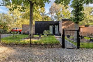 <span><strong>Instapklare vakantiewoning uit 2024 midden in het groen van Sunclass Sonnevijver</strong></span><br /><br /><em><strong>Een eigen plek om te vertragen, ontspannen en genieten van de natuur</strong></em><br /><br />Even weg van de dagelijkse drukte en thuiskomen op een plek waar rust en natuur centraal staan? Op het groene vakantiepark Sunclass Sonnevijver in Rekem bevindt zich deze recente en instapklare vakantiewoning B70. De woning werd gebouwd in 2024, is volledig gelijkvloers ingericht en bevindt zich op een perceel van 3a 20ca. Met twee slaapkamers, een aangename leefruimte en een eigen terras is dit een heerlijke uitvalsbasis voor wie op zoek is naar een tweede verblijf waar ontspanning vanzelfsprekend wordt.<br /><br /><strong>Wonen en ontspannen op één niveau</strong><br />De vakantiewoning werd praktisch en comfortabel ingedeeld en is volledig gelijkvloers.<br /><br />Via de inkomhal bereikt u het afzonderlijke toilet en de praktische berging. Verder beschikt de woning over een gezellige woonkamer en keuken.<br /><br />Er zijn twee slaapkamers van elk circa 9 m², waardoor er voldoende ruimte is om met het gezin, kinderen of gasten te verblijven. De badkamer is voorzien van een lavabo en een comfortabele inloopdouche.<br /><br />Het terras vormt een aangename verlenging van de woning: een fijne plek om 's morgens rustig van een kop koffie te genieten, buiten te eten of simpelweg te ontspannen in de groene omgeving.<br /><br /><strong>Vakantiegevoel tussen bossen en vijvers</strong><br />Het is vooral de omgeving die van deze woning een bijzondere plek maakt.<br /><br />Sunclass Sonnevijver ligt verscholen in het groen van Rekem en vormt een rustige uitvalsbasis voor liefhebbers van natuur, wandelen en fietsen. Op het domein zelf bevinden zich onder meer een zwemvijver, visvijver en speeltuin. De bungalows zijn privé-eigendom en het domein is niet toegankelijk voor dagjestoeristen, wat bijdraagt aan het rustige karakter van het park.<br /><br />Wie graag de omgeving verkent, hoeft bovendien niet ver te zoeken. Het Nationaal Park Hoge Kempen ligt vlakbij en is vanuit Lanaken onder meer toegankelijk via toegangspoort Pietersheim, met tal van bewegwijzerde wandelroutes door bossen, heide en gevarieerde landschappen.<br /><br />Ook het historische Oud-Rekem ligt in de nabije omgeving. Van hieruit kan u het RivierPark Maasvallei ontdekken met verschillende wandelroutes langs de Maas, natuurgebieden en de historische dorpskern.<br /><br />En wie natuur graag afwisselt met een dagje stad, bereikt Maastricht (Nederland) in ongeveer een kwartier met de wagen. Ook de aansluiting met de E314 is vlot bereikbaar, vanuit Rekem ligt de autosnelweg op ongeveer 5 km.<br /><br />Zo combineert u hier het beste van twee werelden: de rust van een groene vakantieomgeving met tal van uitstapmogelijkheden binnen handbereik.<br /><br /><strong>Erfpacht en bijkomende kosten</strong><br />De grond is verbonden aan een erfpachtrecht dat loopt tot 31 december 2077.<br /><br />Aan het verblijf op het domein zijn daarnaast jaarlijkse kosten verbonden, waaronder onder meer de erfpachtcanon, beheersvergoeding, gemeentelijke lasten en verbruikskosten. <br />Een overzicht hiervan kan op aanvraag bezorgd worden.  <br /><br />De definitieve fiscale en notariële afrekening wordt steeds door de behandelende notaris opgemaakt. De verkoop geschiedt onder 12% registratierechten, ook zal het erfpachtcanon pro rata worden berekend tussen verkoper en koper. <br /><br /><strong>Een eigen vakantieverblijf én een interessante investeringsmogelijkheid</strong><br />Deze vakantiewoning biedt niet alleen een heerlijke plek om zelf tot rust te komen, maar kan ook interessant zijn voor wie op zoek is naar een investering in recreatief vastgoed.<br />Dankzij de ligging op het groene domein Sunclass Sonnevijver, vlak bij het Nationaal Park Hoge Kempen en Maastricht, vormt de woning een aantrekkelijke uitvalsbasis voor vakantiegangers die willen genieten van natuur, ontspanning en tal van uitstapmogelijkheden.<br /><br />De verhuur van vakantiewoningen op het domein verloopt via Special Stays, een professionele verhuurpartner die eigenaars ondersteunt bij de toeristische exploitatie van hun eigendom. Zij verzorgen onder meer de online promotie, het reservatiebeheer, de communicatie met gasten en de organisatie van praktische diensten zoals schoonmaak en sleutelbeheer.<br />Hierdoor kan u als eigenaar genieten van mogelijke huurinkomsten, zonder zelf de volledige verhuurorganisatie op u te moeten nemen.<br /><br />Special Stays werkt met een beheervergoeding van 35% van de bruto huuromzet, exclusief eventuele btw. Bijkomende eigenaarskosten blijven afzonderlijk van toepassing.<br />Wenst u meer informatie over de verhuurmogelijkheden, de bijhorende kosten of het potentiële rendement? Wij bezorgen u hierover graag bijkomende informatie.<br /><br /><strong>Een plek waar het vakantiegevoel nooit ver weg is</strong><br />Of u nu houdt van lange wandelingen door het bos, fietstochten door Limburg, een zomerse dag aan het water of gewoon even helemaal niets doen op uw eigen terras: B70 biedt u een eigen plek om te ontsnappen aan de dagelijkse drukte.<br /><br />De combinatie van het recente bouwjaar, de volledig gelijkvloerse indeling, twee slaapkamers en de uitzonderlijk groene omgeving maakt deze vakantiewoning beslist een bezoek waard.<br /><br />Wenst u graag bijkomende informatie of wilt u zelf de rust en sfeer van deze vakantiewoning komen ontdekken?<br />Neem dan gerust contact met ons op via <span><strong>+32 (0)89 23 44 22</strong></span> of <span><strong>info@immoverslegers.be</strong></span> voor meer informatie of het inplannen van een bezichtiging.