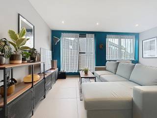 Dit instapklare 1-slaapkamerappartement is gelegen aan het François Laurentplein, vlakbij het centrum van Gent.<br /><br />Indeling als volgt: lichtrijke leefruimte met toegang tot het terras, ingerichte keuken, berging met aansluiting voor een wasmachine, slaapkamer met toegang tot het terras, badkamer met ligbad en dubbele lavabo, apart toilet.<br /><br />Dankzij de centrale ligging bevinden openbaar vervoer, winkels en andere voorzieningen zich in de directe omgeving. Op wandelafstand is er bovendien een publieke parking, zowel bovengronds als ondergronds.<br /><br />Huurprijs: €875+ €50 incl. provisie voor water<br /><br />Beschikbaar vanaf 1 augusutus 2026.