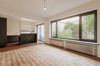 <p><span>Charmant gelijkvloers met een eigen stukje buitenruimte en mogelijkheid tot tweede slaapkamer</span></p><p><span>OMGEVING <br />Op de hoek van de Jan Van Rijswijcklaan en de Lange Lozanastraat vinden we dit gezellige appartement met ruime stadstuin. In deze gegeerde wijk in Antwerpen vind je in de directe omgeving verschillende parken, gezellige restaurants, leuke bars en winkels. </span></p><p><span>Het appartement ligt zeer rustig aan de achterzijde van het gebouw.</span></p><p><span>INDELING<br />Het appartement werd recent grotendeels gerenoveerd. De buitenmuren, de zijmuur en het plafond werden geïsoleerd. Ook de ramen, elektriciteit en de keuken werden volledig vernieuwd. </span></p><p><span>Via de inkomhal kom je binnen in de lichtrijke en ruime leefruimte op originele parket. De vernieuwde, volledig uitgeruste keuken met Quooker-kraan vormt hier een echte blikvanger. In de woonkamer werd de originele parket zorgvuldig bewaard. Het verlengde van de woonkamer biedt een perfecte plaats voor een aangename tv-hoek. Deze ruimte was origineel een tweede slaapkamer dus kan desgewenst weer dichtgemaakt worden. </span></p><p><span>Via de keuken heb je toegang tot de gezellige en privatieve stadstuin. Een fijne buitenruimte om in alle rust en privacy van de zonnige dagen te genieten.</span></p><p><span>Het appartement beschikt verder over één ruime slaapkamer en een badkamer met ligbad en lavabo. Daarnaast is een praktische berging, met aansluiting voor de wasmachine en droogkast, waar ook de vernieuwde cv-ketel is ondergebracht.</span></p><p><span>De gemeenschappelijke kosten bedragen €250 per maand en zijn o.a. inclusief water en verwarming en spaarfonds.</span></p><p><span>Verder beschik je over een fietsenkelder en een aparte kelder</span></p><p><span>BIJZONDERHEDEN<br />- de buitengevel, zijgevel en plafond geïsoleerd</span></p><p><span>- nieuwe keuken</span></p><p><span>- nieuwe hybride boiler</span></p><p><span>- aparte watermeter</span></p>