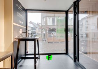 Gelegen in het centrum van Tielt op wandelafstand van de markt vinden we deze handelsruimte terug. Het pand onderging een renovatie in 2018-2019.Via...