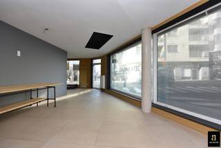 Handelsgelijksvloers op hoek op zeer commerciële ligging op de hoek van de Knokkestraat en de Kursaalstraat.keukenruimte/berging, toilet, grote...