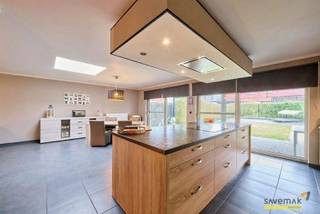 In een gezinsvriendelijke rustige wijk aan de rand van het centrum Leopoldsburg ligt deze recente gezinswoning.Vlakbij supermarkten en school.Op de...