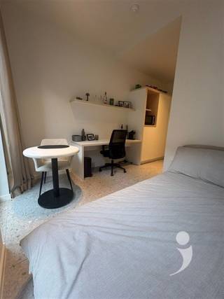 <p><span>** Alleen voor studenten</span></p><p><span> </span></p><p><span>Ben je nog op zoek naar een comfortabele en centraal gelegen studentenstudio dit academiejaar? Dan is deze lichtrijke en moderne studio in residentie YOU, gelegen in de Bogaardenstraat 7, de ideale keuze. De studio ligt op een toplocatie in het hart van Leuven, op wandelafstand van de campussen, het station en het bruisende stadsleven.</span></p><p><span>Deze kamer beschikt over een private badkamer met douche, wastafel en toilet. Voor het koken wordt gebruikt gemaakt van een gemeenschappelijke keuken.</span></p><p><span>De kamer bevindt zich op de tweede verdieping, heeft een oppervlakte van 18m² en biedt alle ruimte en comfort die je als student nodig hebt. </span></p><p><span>De huurprijs bedraagt €790/maand, exclusief een forfait van €75/maand voor nutsvoorzieningen (water, elektriciteit, verwarming, internet).</span></p><p><span>Residentie YOU in de Bogaardenstraat is een moderne studentenresidentie voorzien van hedendaagse faciliteiten zoals een afsluitbare fietsenstalling, afvallokaal, en groene binnenruimtes voor ontspanning en ontmoeting. Dankzij de ligging nabij de Bondgenotenlaan en de KU Leuven-campus, ben je altijd dicht bij alles wat telt in het studentenleven van Leuven.</span></p><p><span>De bereikbaarheid is uitstekend: bushaltes, het treinstation en winkels liggen op wandelafstand.</span></p><p><span>Interesse? Contacteer ons snel via student@immolivit.be! </span></p>