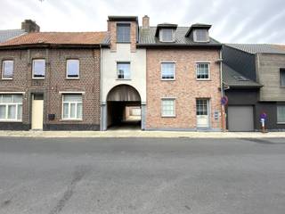 Maak uw bezoek aan ons nog eenvoudiger! Vul vooraf de huurdersfiche in en stuur deze naar delphine@vastgoeddemeyer.be. Wij nemen daarna contact met u op om een afspraak ter plaatse te plannen. De fiche vindt u onder de downloads. Alvast bedankt!<br /><br />Dit Instapklaar en lichtrijke dakappartement bevindt zich op de tweede verdieping van een rustige, kleinschalige residentie in het centrum van Pittem, op wandelafstand van bakker, slager, supermarkt en andere dagelijkse voorzieningen. Het appartement is volledig geschilderd, voorzien van verlichting, gordijnen en zonnewering. Dit appartement komt vrij 15/12/2025.<br /><br />U komt binnen via de inkomhal die toegang verleent tot alle ruimtes. Het appartement omvat een lichtrijke leefruimte met open ingerichte keuken (koelkast | kookplaat | dampkap | vaatwasmachine | oven | microgolfoven). Naast de keuken is er een praktische berging met aansluiting voor wasmachine. <br /><br />Via de gang bereikt u de twee slaapkamers (waarvan 1 met kleerkast en 1 met bureau), een apart toilet en een badkamer met lavabomeubel en douche.<br /><br />Het appartement beschikt over een zongericht terras aan de achterzijde van het appartement.<br /><br />Bij te huren is de garage voor € 90/maand, zodat u zorgeloos kunt parkeren.<br /><br />PLUSPUNTEN:<br />* INSTAPKLAAR<br />* LIGGING<br />* RUIM<br />* TERRAS<br />* GARAGE (NIET INBEGREPEN)<br />* LICHTARMATUREN EN GORDIJNEN AANWEZIG<br />* AIRCO