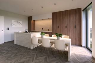 Residentie Sutto is een gloednieuw en kleinschalig woonproject in Zottegem. Het project telt 12 stijlvolle appartementen met één of twee slaapkamers, telkens voorzien van een privatief terras of een aangename tuin. Dankzij de zuidwestgerichte leefruimtes geniet u van overvloedig natuurlijk licht en een aangenaam wooncomfort, terwijl de slaapkamers bewust aan de rustige noordzijde werden ingepland. De doordachte indeling en de kwalitatieve afwerking maken van elk appartement een duurzame en toekomstgerichte woonst.
De ligging combineert het beste van de stad met de charme van de Vlaamse Ardennen. Op wandelafstand bevinden zich het station, winkels, scholen en het ziekenhuis, terwijl het gezellige stadscentrum en het groene Domein Breivelde op slechts enkele minuten liggen. Bovendien beschikt elke koper over een private parkeerplaats op de achterliggende, groen aangelegde parking met laadpalen voor elektrische wagens.

Wie vandaag investeert in Residentie Sutto, geniet van de unieke kans om aan te kopen aan het verlaagde btw-tarief van 6%, wat een aanzienlijk financieel voordeel betekent. Dit maakt het project niet alleen interessant voor starters en doorstromers, maar ook bijzonder aantrekkelijk voor investeerders. Residentie Sutto staat garant voor een stijlvolle woonbeleving, in een hedendaags project dat rust, comfort en bereikbaarheid harmonieus samenbrengt.
