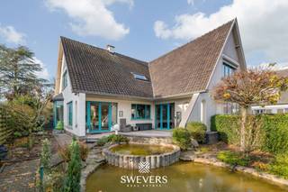 Voor meer info en foto’s, surf naar www.swevers.be – In het hart van Beringen, op wandelafstand van winkels, scholen en ontspanning, vind je deze verrassend ruime en instapklare open bebouwing. Met een bewoonbare oppervlakte van 201 m², een doordachte indeling en tal van renovaties, biedt deze woning veel comfort voor gezinnen en thuiswerkers. Op het gelijkvloers vind je o.a. een lichtrijke leefruimte, een grote keuken, een vernieuwde badkamer, een bureauruimte, een gastentoilet en een knusse zithoek met zicht op de tuin. Boven zijn er drie ruime slaapkamers met ingemaakte kasten, een tweede badkamer en een praktische overloop. De woning beschikt ook over een ruime kelder met garage, wasplaats, kruipkelder en CV-ruimte, én een zolder van 45 m².. De westgerichte tuin met terras en tuinhuis vormt een ideale plek om te ontspannen. Centrale ligging op slechts enkele minuten van alle voorzieningen. Voor meer informatie, bel 011 255 155. Bron bewoonbare oppervlakte: EPC – verslag.
