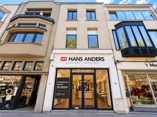 <p>Handelspand gelegen aan de Bredabaan 511 in Merksem, een gekende commerciële as met een vlotte bereikbaarheid en een sterke aanwezigheid van winkels, diensten en horecazaken.</p><p>Het betreft het volledige gebouw met een bruikbare oppervlakte van <strong>257 m²</strong> op een perceel van <strong>283 m²</strong>. Dankzij de ligging op een drukbezochte verbindingsweg geniet het pand van een gunstige bereikbaarheid met zowel de wagen als het openbaar vervoer.</p><p>De centrale ligging nabij Antwerpen, de aanwezigheid van diverse voorzieningen in de omgeving en het commerciële karakter van de Bredabaan maken dit pand interessant voor ondernemers en investeerders.</p><p><strong>Vraagprijs: €550.000</strong></p><p>Een interessante opportuniteit om een volledig handelspand te verwerven op een gegeerde locatie in Merksem.</p><p>Rechtstreeks te koop van de eigenaar.</p><p>Bel gerust voor meer info of een bezichtiging 0456 83 87 68</p>