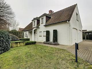 Deze prachtige woning te huur is gelegen te Spei Waregem. Dit huis biedt zeer veel mogelijkheden. Er zijn 3 slaapkamers aanwezig en een...
