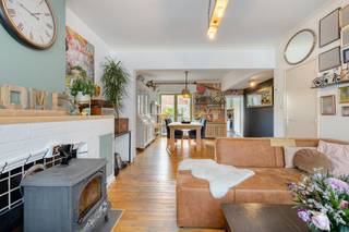 Nous entrons dans la maison par le mur latéral où nous nous trouvons dans la cuisine.La cuisine est équipée d'une cuisinière à gaz, d'une...