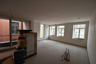 Dit lichtrijk appartement vinden we terug op de 1ste verdieping van residentie 'Dry Koningen' te Eeklo. Het appartement maakt deel uit van een gebouw met 8 woongelegenheden en handelsgelijkvloers.<br /><br />Indeling appartement:<br />inkomhal, open woonkamer met geïnstalleerde keuken, overdekt balkon, technische ruimte, badkamer met douche en 2 slaapkamers.<br /><br />Het gebouw wordt afgewerkt tegen september 2026, via onze website kan u de brochure van de keuken en het plan van het appartement raadplegen.<br /><br />Technisch:<br />- zonnepanelen<br />- lift<br />- warmtepomp met vloerverwarming<br />- ventilatie type D<br />- hedendaags comfort<br /><br />Huurprijs: 835 Euro per maand + 55 Euro provisie in gemeenschappelijke kosten.<br /><br />Voor een vrijblijvend plaatsbezoek kan u contact opnemen via quinten@qubic-vastgoed.be.<br /><br />* mogelijkheid tot het bijhuren van een parkeerplaats aan 65 Euro per maand.<br /><br />