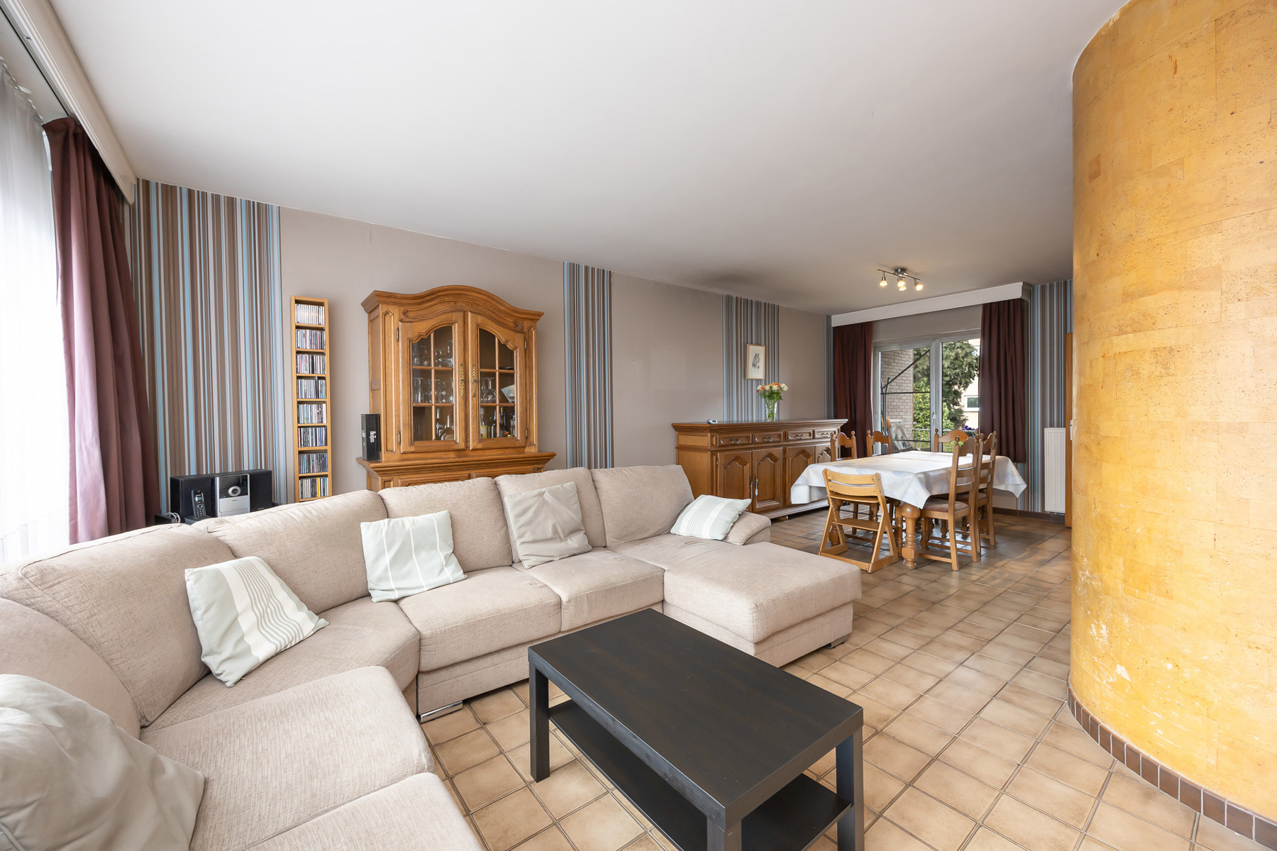 Gezellige halfopen bel-étage met oprit en zonnige tuin in Hoevenen! - foto 3