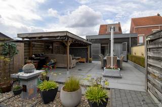 Centraal doch rustig gelegen halfopen bebouwing op 510 m². Gelijkvloers:Bij het betreden van de woning komt u in de ruime woonkamer van 39 m²,...